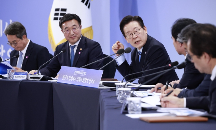 이재명 대통령이 14일 파주에서 열린 ‘경기 북부의 마음을 듣다’ 타운홀 미팅 간담회에서 안규백 국방부 장관에게 질문하고 있다.  사진=연합