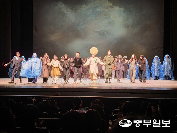 지난 14일 성남아트리움 대극장에서 열린 창작 오페라 ‘바람의 노래’ 초연을 마치고 연출진과 출연진이 관객에게 인사를 전하고 있다. 이준도기자