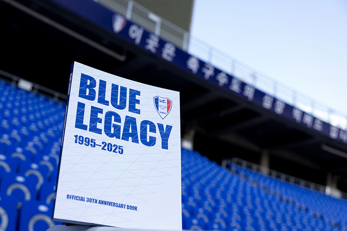수원 삼성이 창단 30주년을  맞아 발간한 BLUE LEGACY.사진=수원 삼성