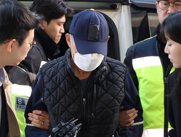 15일 오후 부천제일시장에서 트럭으로 교통사고를 낸 운전자가 구속 전 피의자 심문(영장실질심사)를 받기 위해 법원으로 이송되고 있다. 연합뉴스