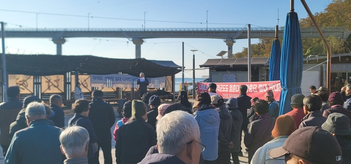 인천 옹진군 덕적면 주민들이 지난 14일 진리항에서 나래호 운항 중단 취소를 촉구하는 시위를 하고 있다. 사진=옹진군청