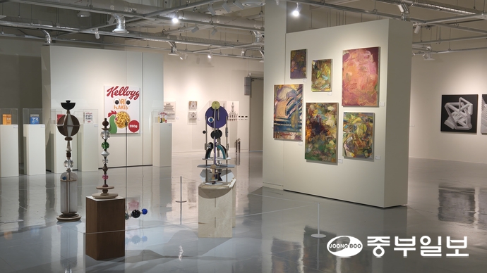 경기창작캠퍼스 공공갤러리에서 오는 30일까지 진행되는 전시 ‘다시, 집들이’ 전경. 임창희기자