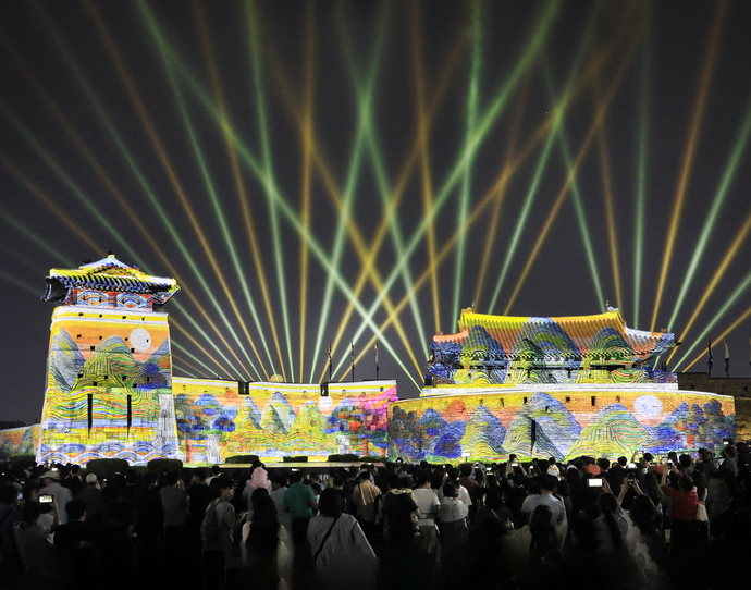 제8회 수원화성전국사진공모전 금상을 수상한 노소남 작가의 ‘미디어아트쑈’. 사진=한국사진작가협회 수원지부