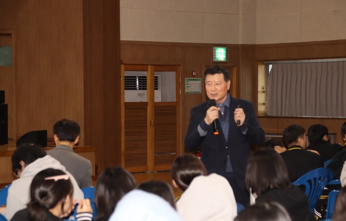 화성 화도중학교는 마도면 주민자치회 주최, 화성특례시 독립기념사업소 주관으로 지난 13일 정승렬 강사를 초빙해 역사콘서트를 진행했다.