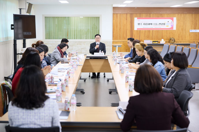 강수현 양주시장이 지난 10월 학부모들과 간담회를 하고 있다. 사진=양주시청
