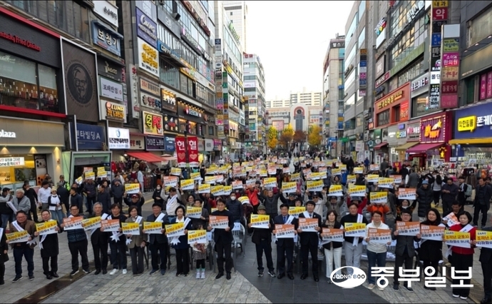 지난 15일 군포 산본로데오거리 원형광장을 가득 메운 시민들이 6개 역 지하화를 요구하며 피켓을 들고 결의대회에 참여하고 있다. 김명철기자