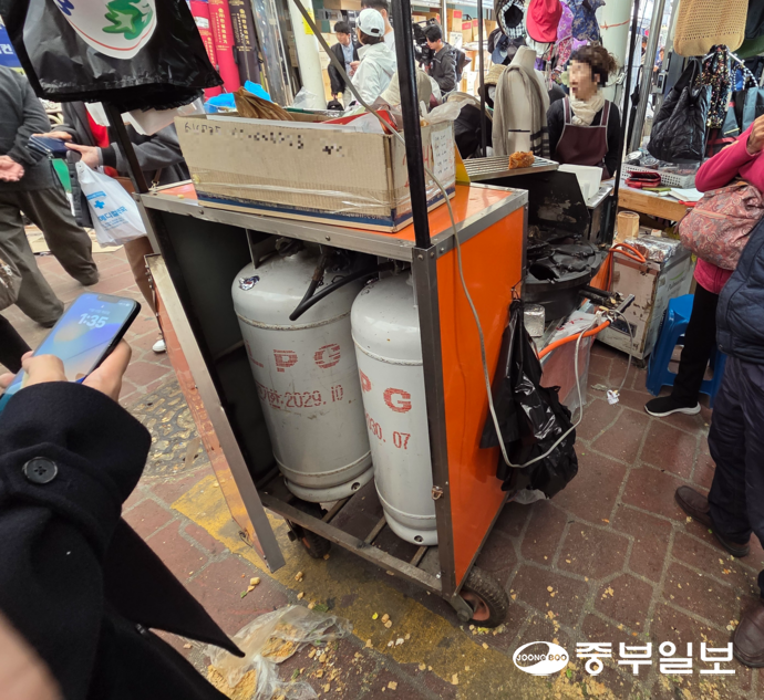 트럭 돌진 사고로 21명의 사상자가 발생한 지난 13일 오후, 부천제일시장에서 영업 중이던 한 노점의 LPG 가스통 보관함이 사고 차량과의 충돌로 파손된 채 열려 있다. 최진규기자