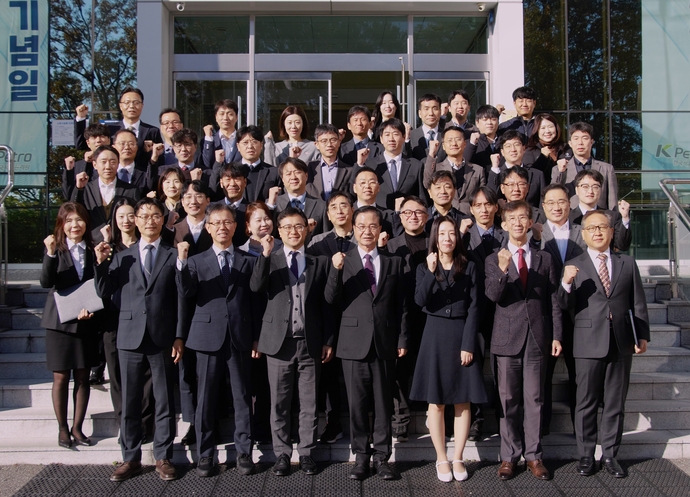 최춘식 한국석유관리원 이사장(앞줄 가운데)과 임직원이 14일 열린 ‘창립 제42주년 기념식’을 마치고 함께 새로운 경영방침 및 핵심가치를 다짐하고 있다. 사진=한국석유관리원