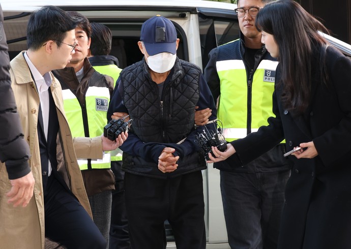 경기 부천 전통시장에서 돌진 사고를 내 2명을 숨지게 하고 19명을 다치게 한 60대 트럭 운전자가 15일 오후 구속 전 피의자 심문(영장실질심사)이 열리는 인천지법에 들어서고 있다. 연합뉴스