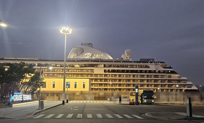 지난 15일 인천항 크루즈 터미널에 리젠트 세븐시즈(Regent Seven Seas)사의 ‘세븐시즈 익스플로러(Seven Seas Explorer)’호가 접안해 있다. 사진=인천항만공사