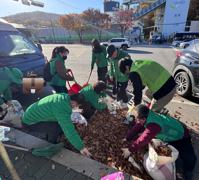 새마을지도자들이 거리 낙엽을 정리하고 있다. 사진=성남시새마을회