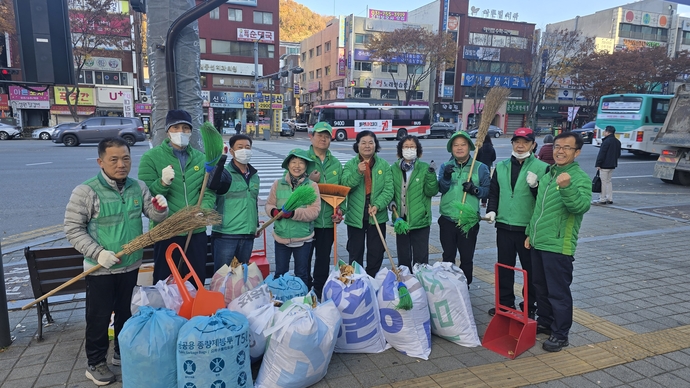 새마을지도자들이 거리 환경 정리 후 기념촬영을 하고 있다. 사진=성남시새마을회