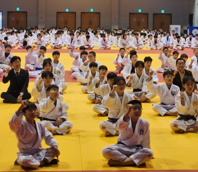 16일 수원 아주대학교 체육관서 열린 2025 수원시장배 유도대회서 참가 선수들과 이재준 수원시장, 홍승훈 수원시유도회장이 함께 기념사진을 찍고 있다. 사진=수원시유도회