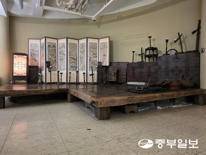 한국등잔박물관 기획상설전 ‘빛과 마주하다, 이야기하다’ 전시 모습. 이준도기자