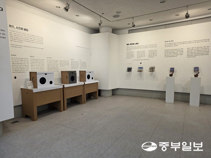 한국등잔박물관 상설연계전 ‘빛과 마주하다, 오감으로 이야기하다’ 전시 중 일부. 이준도기자