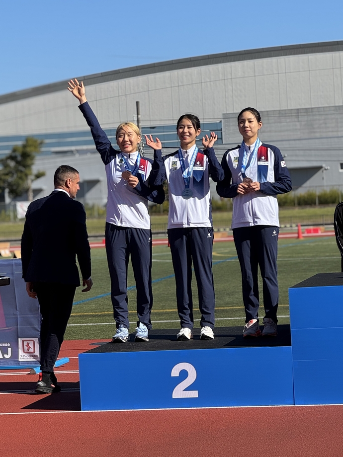 2025 근대5종 아시아선수권대회 여자 단체전서 준우승한 김유리(사진 맨오른쪽)등 한국 선수들이 시상대서 기념촬영을 하고 있다. 사진=경기도청