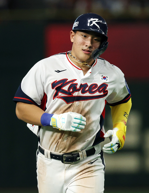 16일 일본 도쿄돔에서 열린 2025 K베이스볼 시리즈 일본과의 평가전 8회말에서 안현민이 솔로홈런을 친 뒤 그라운드를 돌고 있다. 연합