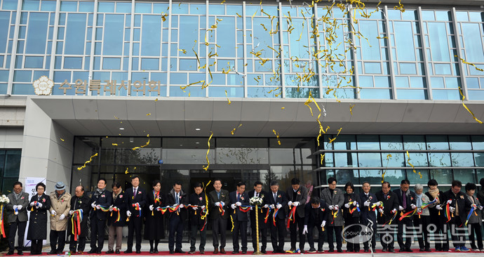 ​17일 오전 열린 수원시의회 신청사 개청식에서 이재식 시의회 의장, 이재준 수원시장, 시·도의원 등 내빈들이 테이프 커팅을 진행하고 있다. 김경민기자​