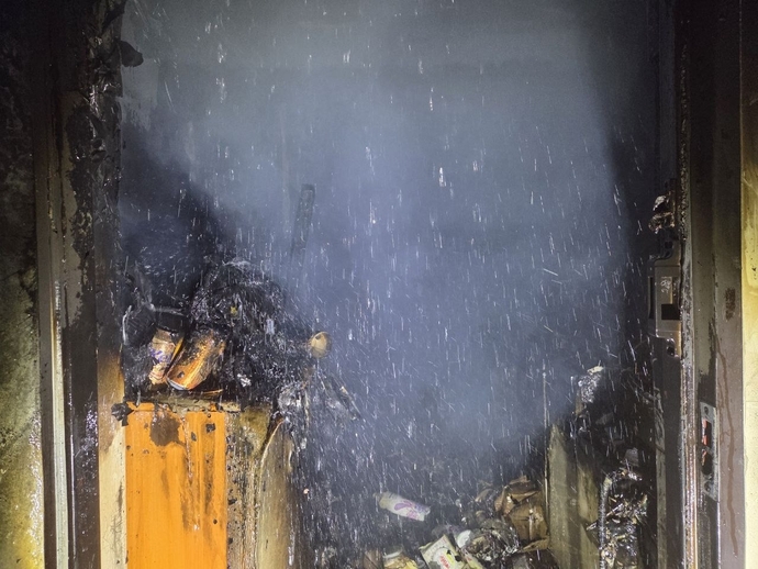 지난달 20일 오전 오산시 궐동의 한 상가 주택 2층에서 불이 나 내부 집기류들이 모두 불에 타 있다. 사진=경기도소방재난본부