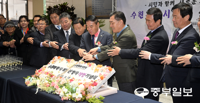 17일 오전 수원시 팔달구 수원시청 옆에 자리한 수원시의회 신청사 개청식에서 이재식 수원시의회 의장, 이재준 수원시장, 시·도의원 등 내빈들이 케이크 커팅식을 진행하고 있다. 김경민기자