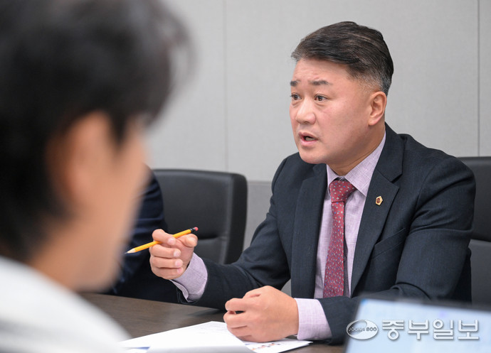 김정호 경기도교육청 예산결산특별위원장이 경기도의회 기자단과 인터뷰를 진행하고 있다. 임채운 기자