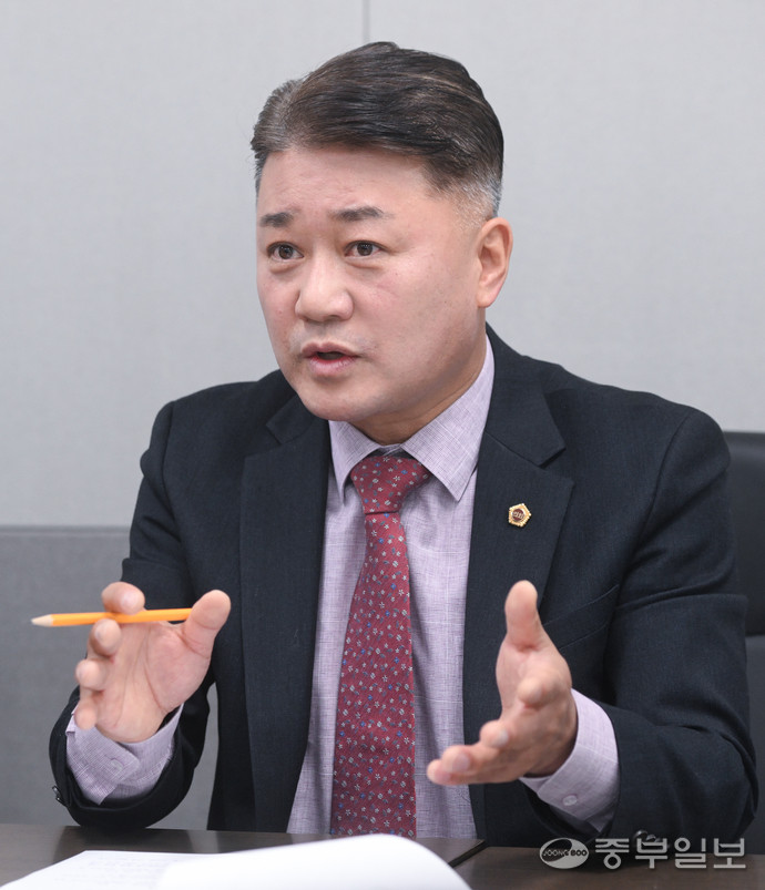 김정호 경기도교육청 예산결산특별위원장이 경기도의회 기자단과 인터뷰를 진행하고 있다. 임채운 기자