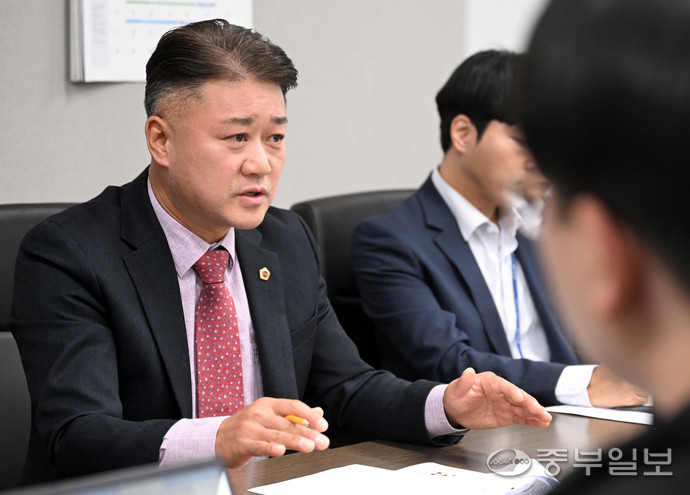 김정호 경기도교육청 예산결산특별위원장이 경기도의회 기자단과 인터뷰를 진행하고 있다. 임채운 기자