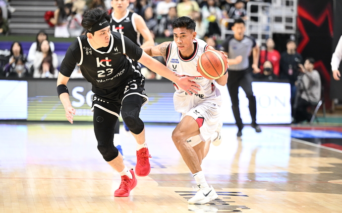 지난달 26일 수원 KT소닉붐 아레나서 열린 프로농구 정규리그 KT와의 경기서 정관장 렌즈 아반도가 돌파를 시도하고 있다. 사진=KBL
