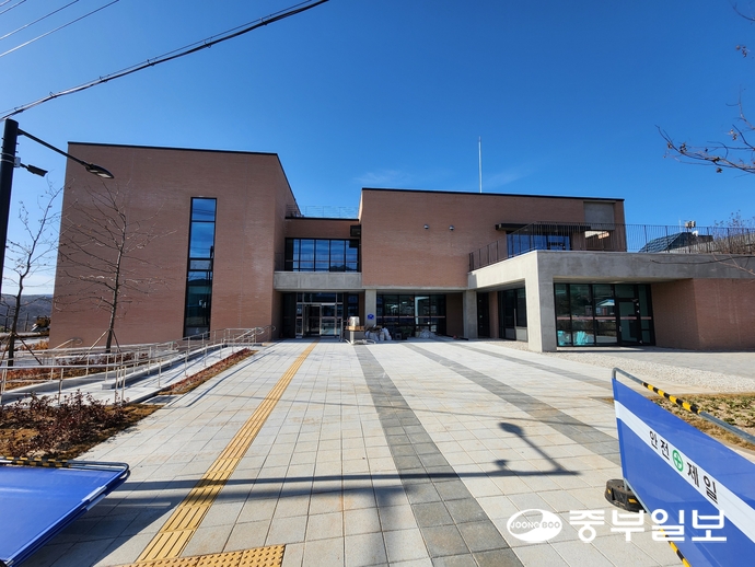 원도급사가 공사 중단을 선언한 포천 민군상생협력센터. 김두현기자