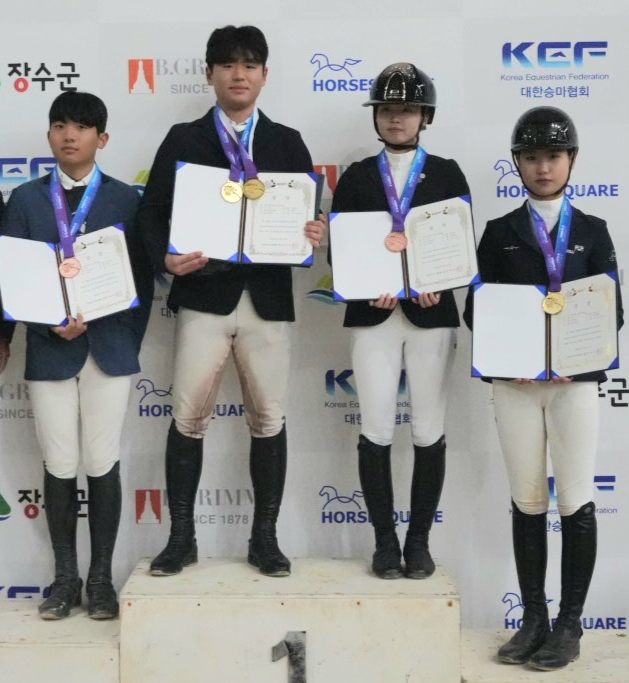 17일 전북 장수승마장에서 열린 제60회 대한승마협회장배 전국승마선수권대회 장애물 경기서 입상한 GEF승마단의 김성현(사진 왼쪽부터)·신승윤·김가경·길민지가 기념사진을 찍고 있다. 사진=경기도승마협회