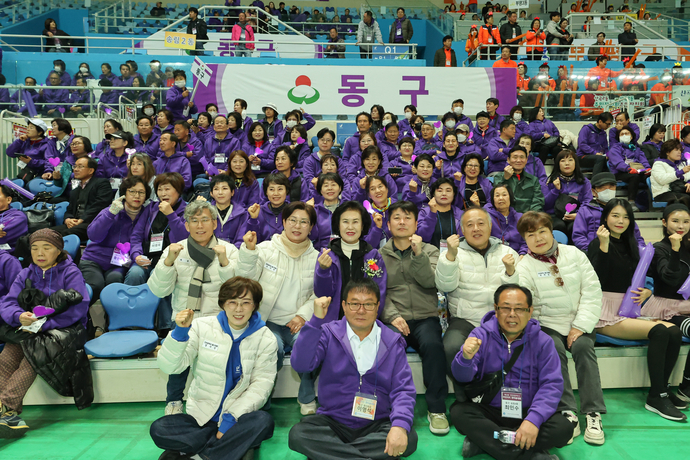 인천 동구의회 유옥분 의장을 비롯한 의원들이 지난 15일 남동체육관에서 열린 제5회 인천시 주민자치 한마음대회에 참석해 지역 주민자치회원 등과 기념 촬영을 하고 있다. 사진=동구의회