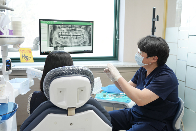 구강악안면외과 선화경 과장이 치주질환 환자에게 현재 상태를 설명을 하고 있다. 사진=분당제생병원