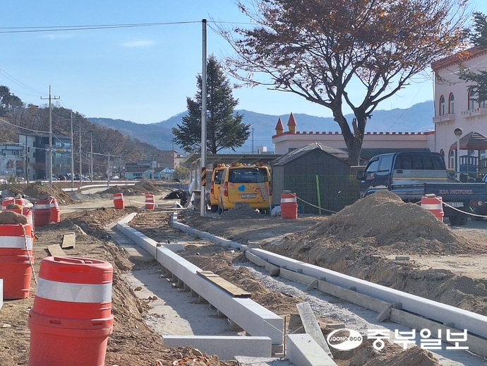 공사가 한창 진행 중인 포천 군내도시계획도로(포천3지구) 개설공사가 환경오염 방지시설 없이 공사를 강행해 인근 어린이집 어린이들이 환경오염에 노출돼 있다. 김두현기자
