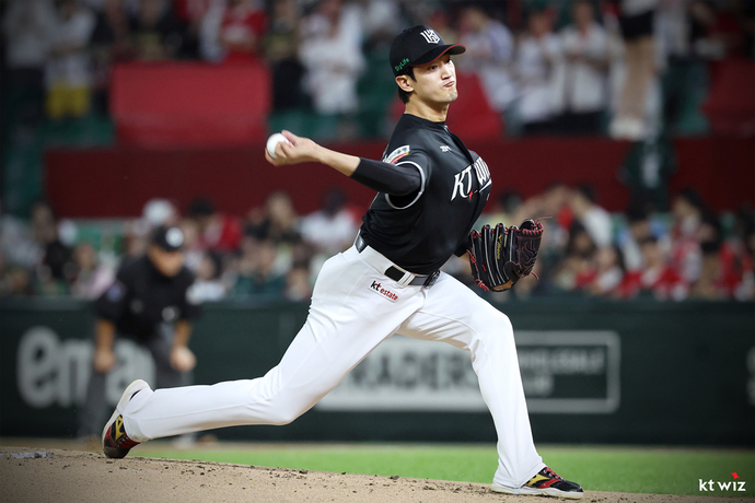 토종 투수로는 처음 KBO 수비상 수상자로 선정된 KT 고영표. 사진=KT위즈