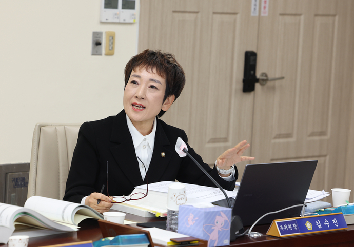 김수진 의원이 지난 17일 열린 2025년도 행정사무감사 2일차에서 고양시 예산 편성 과정의 구조적 허점과 개인정보보호 체계의 장기적 공백을 조목조목 지적하고 있다. 사진=고양특례시의회