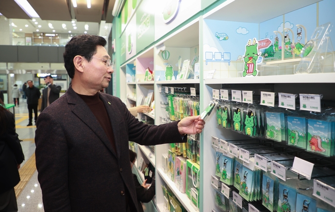 이상일 용인시장이 17일 문을 연  ‘조아용’ 굿즈 전문 판매장인 ‘조아용in스토어’ 수지구청점을 둘러보고 있다. 사진=용인특례시