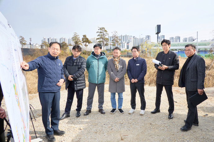 용인특례시의회 도시건설위원회가 행정사무감사를 앞두고 플랫폼시티 조성 사업이 진행 중인 현지를 방문해 조사를 실시하고 있다. 사진=용인시의회