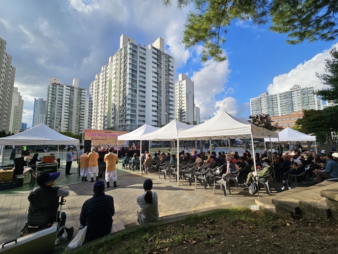 주택관리공단 오산운암6단지 주거행복지원센터가 최근 운암제6어린이공원에서 입주민을 대상으로 한 ‘찾아가는 아파트 콘서트’를 진행하고 있다. 사진=주택관리공단