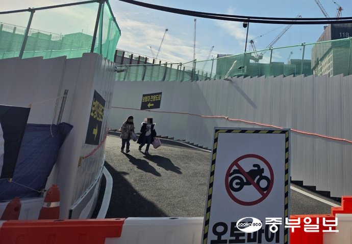 지난 17일 오후 광명시 철산동 현충지하차도 공사장 사이의 보행로를 통해 초등학생들이 하교하고 있다. 최진규기자