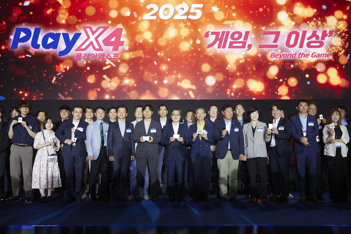 지난 5월 22일 오전 킨텍스 1전시장에서 열린 2025 플레이엑스포(PlayX4)에서 김동연 경기도지사와 참가자 전원이 기념촬영을 하고 있다.