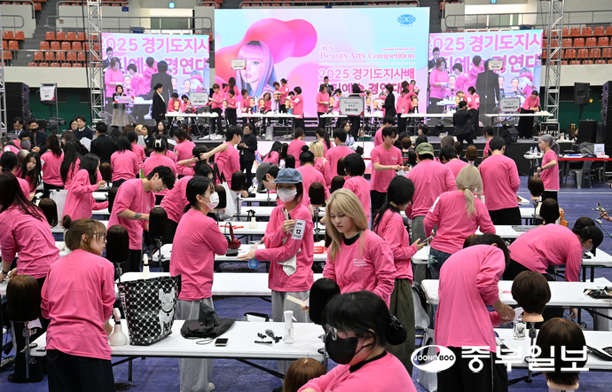 18일 오후 성남시 중원구 성남실내체육관에서 열린 ‘2025 경기도지사배 뷰티예술 경연대회’에서 참가자들이 갈고닦은 기량을 뽐내고 있다. 김경민기자