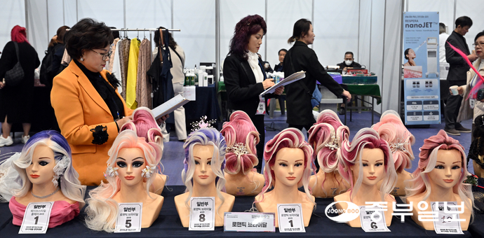 18일 오후 성남시 중원구 성남실내체육관에서 열린 ‘2025 경기도지사배 뷰티예술 경연대회’에서 심사위원들이 작품을 심사하고 있다. 김경민기자