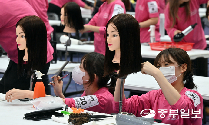 18일 오후 성남시 중원구 성남실내체육관에서 열린 ‘2025 경기도지사배 뷰티예술 경연대회’에서 참가자들이 갈고닦은 기량을 뽐내고 있다. 김경민기자