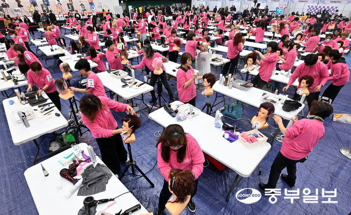 18일 오후 성남시 중원구 성남실내체육관에서 열린 ‘2025 경기도지사배 뷰티예술 경연대회’에서 참가자들이 갈고닦은 기량을 뽐내고 있다. 김경민기자