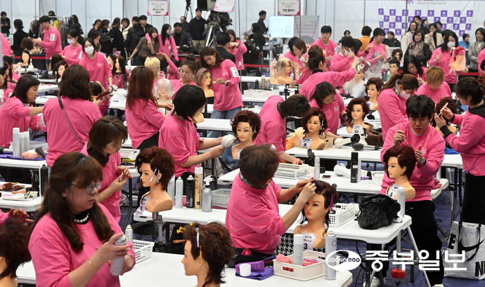 18일 오후 성남시 중원구 성남실내체육관에서 열린 ‘2025 경기도지사배 뷰티예술 경연대회’에서 참가자들이 갈고닦은 기량을 뽐내고 있다. 김경민기자