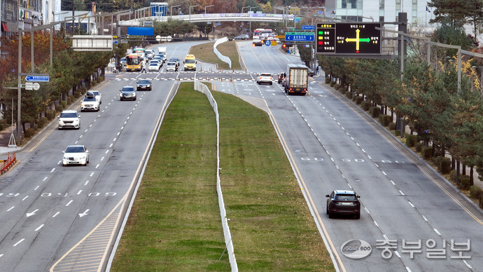 동탄도시철도 트램 사업이 반복된 입찰 유찰로 일정이 늦어져 개통 시점이 연기된 가운데 사진은 18일 오후 화성시 동탄 인근의 트램 운영 예정부지의 모습. 경기도는 2019년 도시철도망구축계획이 발표했지만 사업 대부분이 제자리걸음을 하고 있다. 노민규기자