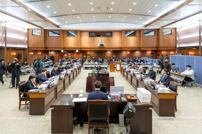 18일 수원 경기아트센터에서 열린 문화체육관광위원회 소관 총괄감사에서 경기도의회 문화체육관광위원회 위원들이 행정사무감사를 진행하고 있다. 사진=경기도의회