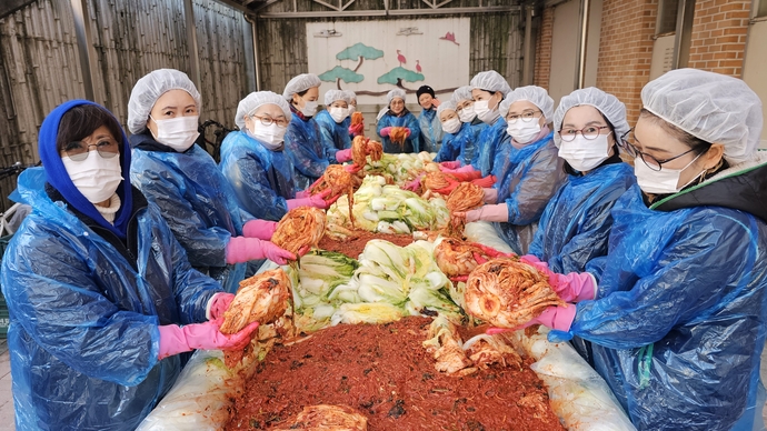 투게더봉사단이 18일 수원 매탄공원 노인정에서 ‘사랑의 김장 나눔’ 행사를 진행하고 있다. 사진=투게더봉사단