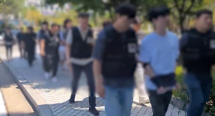 지난 6월 수원지법 안산지원에서 불법 대부업체 조직원 등이 구속 전 피의자 심문(영장실질심사)을 받기 위해 법원으로 들어가고 있다. 사진=경기남부경찰청