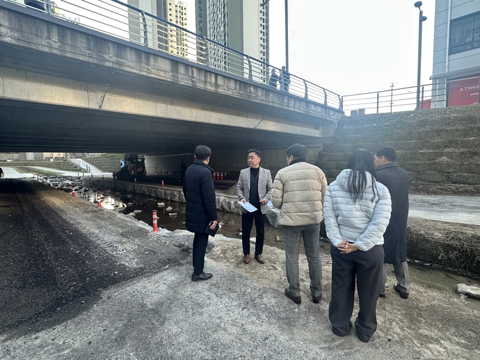 정희태 양주시의회 예산특별위원장이 18일 회천동 마개미천 인근에서 현장을 점검하고 있다. 사진=정희태 의원실